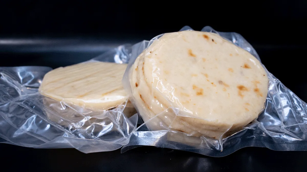 Arepa de yuca rellena de queso 4.webp